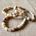 Prachtige kralenarmband van buffelhoorn, Superstoer en vederlicht, licht getinte kleuren, lengte 22cm.