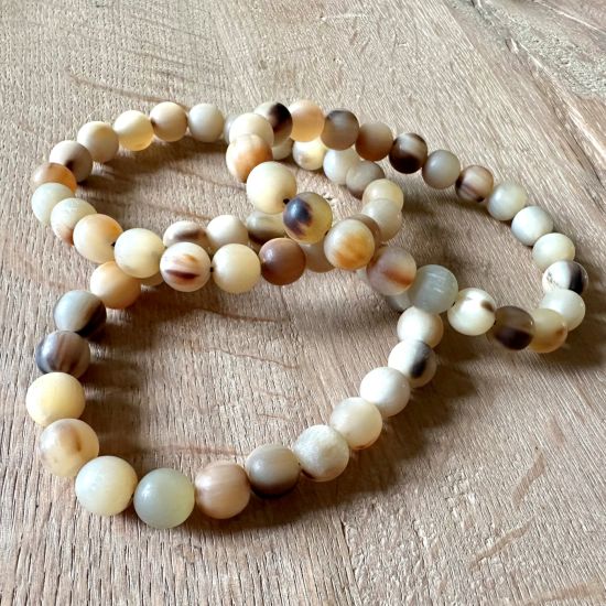 Prachtige kralenarmband van buffelhoorn, Superstoer en vederlicht, licht getinte kleuren, lengte 22cm.