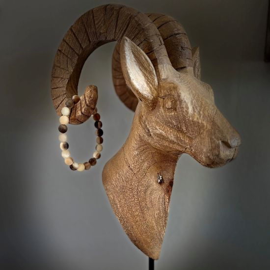 Prachtige kralenarmband van buffelhoorn, Superstoer en vederlicht, licht getinte kleuren, lengte 22cm.