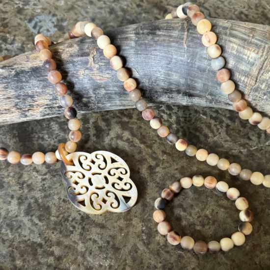 Prachtige kralenarmband van buffelhoorn, Superstoer en vederlicht, licht getinte kleuren, lengte 22cm.