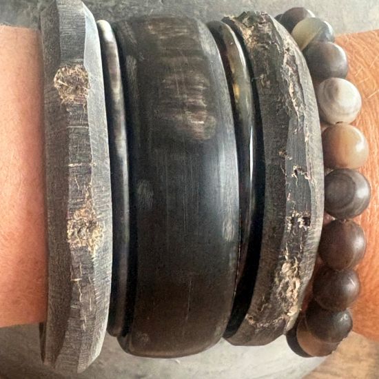Prachtige kralenarmband van buffelhoorn, Superstoer en vederlicht, licht getinte kleuren, lengte 21cm.