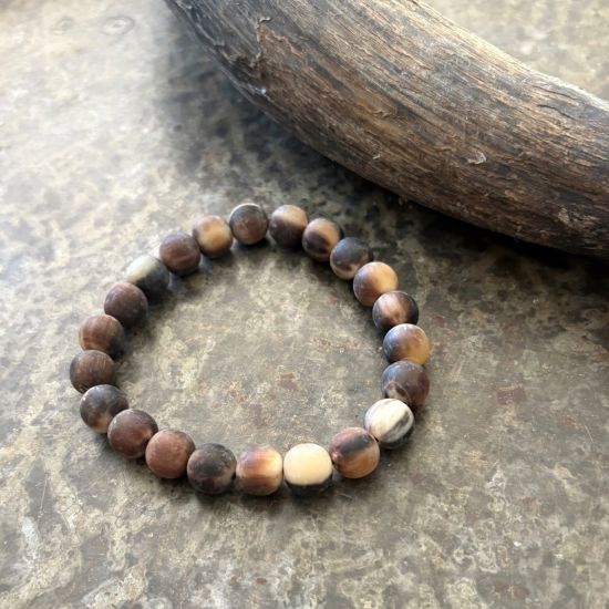 Prachtige kralenarmband van buffelhoorn, Superstoer en vederlicht, licht getinte kleuren, lengte 21cm.