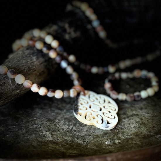 Prachtige kralenarmband van buffelhoorn, Superstoer en vederlicht, licht getinte kleuren, lengte 20cm.