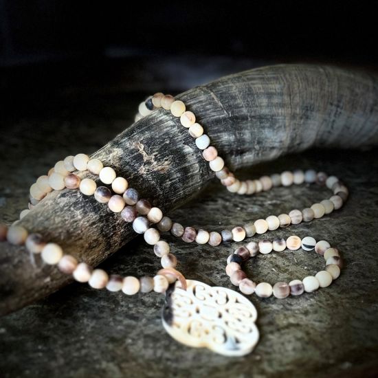 Prachtige kralenarmband van buffelhoorn, Superstoer en vederlicht, licht getinte kleuren, lengte 20cm.