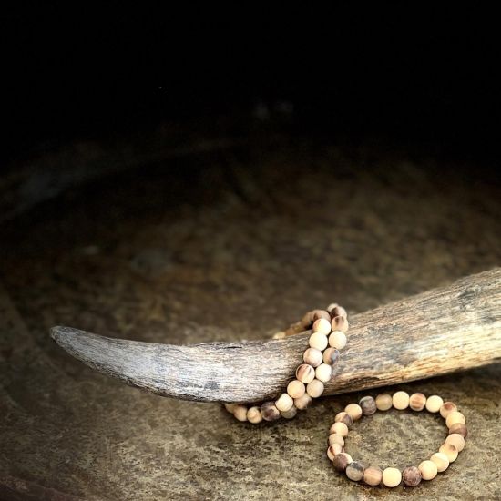 Prachtige kralenarmband van buffelhoorn, Superstoer en vederlicht, licht getinte kleuren, lengte 20cm.