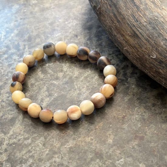 Prachtige kralenarmband van buffelhoorn, Superstoer en vederlicht, licht getinte kleuren, lengte 19cm.