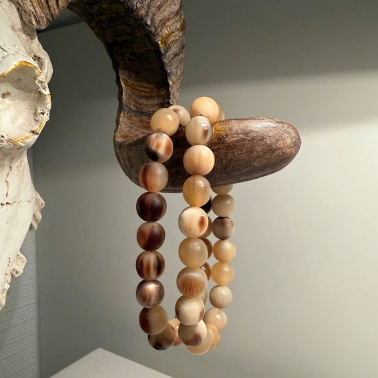 Prachtige kralenarmband van buffelhoorn, Superstoer en vederlicht, licht getinte kleuren, lengte 19cm.