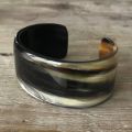 Armband buffelhoorn, hoogte 3 cm. Glanzend. Heel licht van gewicht.