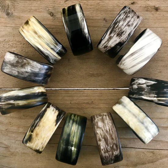 Armband buffelhoorn, hoogte 3 cm. Glanzend. Heel licht van gewicht.