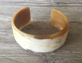 Armband buffelhoorn, 6.5cm, breedte 3cm, glans afwerking. Zeer licht in gewicht.