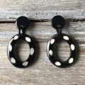 Handgemaakte buffelhoorn oorbelletjes. 5.3 x 2.9 cm. Zwart & polkadot  Shiny finish. Lichtgewicht.
