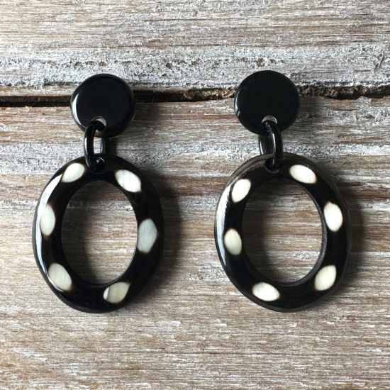 Handgemaakte buffelhoorn oorbelletjes. 5.3 x 2.9 cm. Zwart & polkadot  Shiny finish. Lichtgewicht.