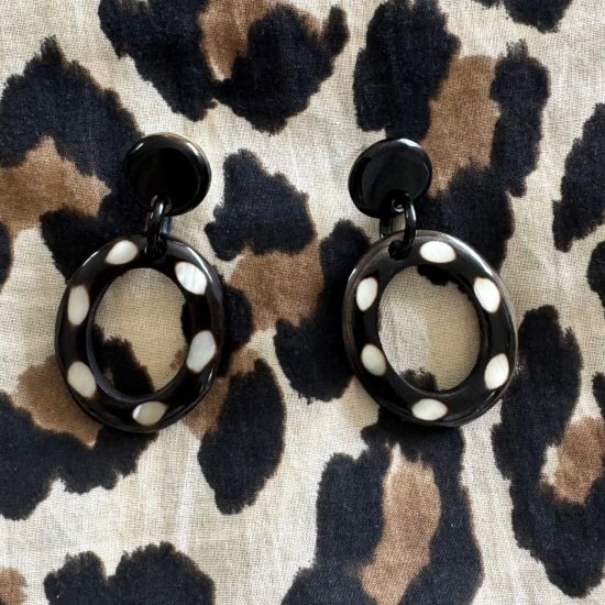 Handgemaakte buffelhoorn oorbelletjes. 5.3 x 2.9 cm. Zwart & polkadot  Shiny finish. Lichtgewicht.