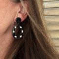 Handgemaakte buffelhoorn oorbelletjes. 5.3 x 2.9 cm. Zwart & polkadot  Shiny finish. Lichtgewicht.