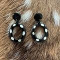 Handgemaakte buffelhoorn oorbelletjes. 5.3 x 2.9 cm. Zwart & polkadot  Shiny finish. Lichtgewicht.