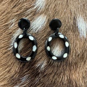 Handgemaakte buffelhoorn oorbelletjes. 5.3 x 2.9 cm. Zwart & polkadot  Shiny finish. Lichtgewicht.