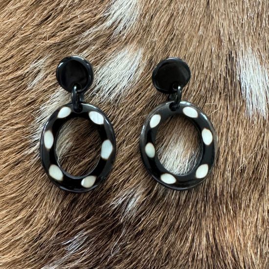 Handgemaakte buffelhoorn oorbelletjes. 5.3 x 2.9 cm. Zwart & polkadot  Shiny finish. Lichtgewicht.
