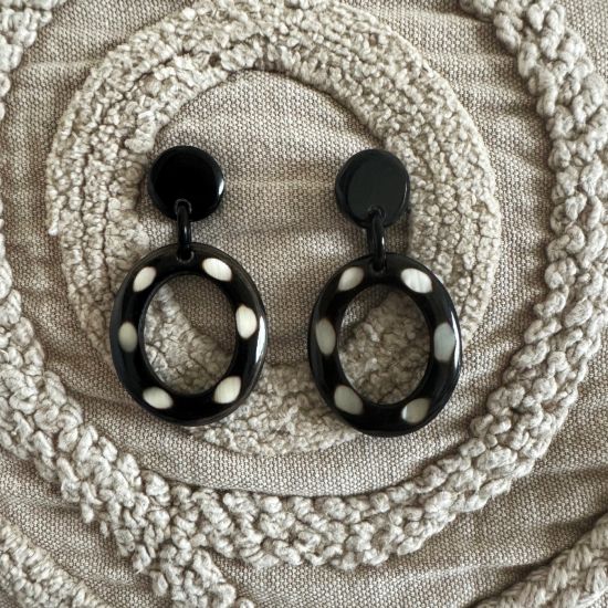 Handgemaakte buffelhoorn oorbelletjes. 5.3 x 2.9 cm. Zwart & polkadot  Shiny finish. Lichtgewicht.