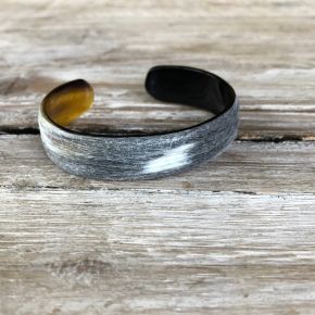 Armband buffelhoorn hoog 1.8 cm. Grijstintjes, geborsteld. Zeer licht in gewicht.
