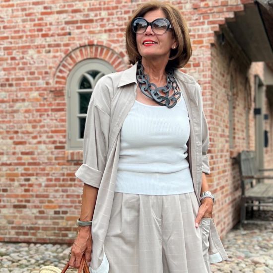 Armband buffelhoorn hoog 1.8 cm. Grijstintjes, geborsteld. Zeer licht in gewicht.