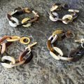 Stoere buffelhoorn schakelarmband, mat. Bruintinten. Lichtgewicht.