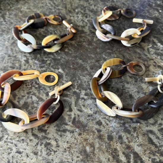 Stoere buffelhoorn schakelarmband, mat. Bruintinten. Lichtgewicht.