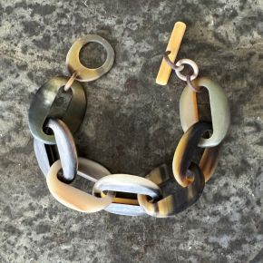 Stoere buffelhoorn schakelarmband, mat. Bruintinten. Lichtgewicht.