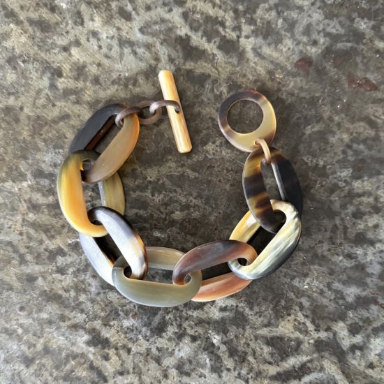 Stoere buffelhoorn schakelarmband, mat. Bruintinten. Lichtgewicht.