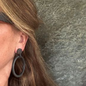 Handgemaakte creolen buffelhoorn 6.5 cm, Bruintintjes. Mat 