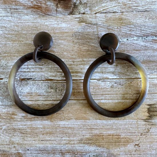 Handgemaakte creolen buffelhoorn 6.5 cm, Bruintintjes. Mat 