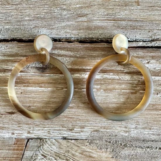 Handgemaakte creolen buffelhoorn 6.5 cm, Bruintintjes. Mat 