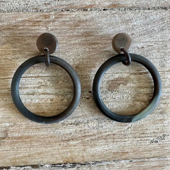 Handgemaakte creolen buffelhoorn 6.5 cm, Bruintintjes. Mat 