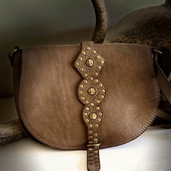 Gewassen leren tas met studs. Taupe. 25 x h 20 x 6 cm.