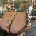 Gewassen leren tas met studs. Taupe. 25 x h 20 x 6 cm.