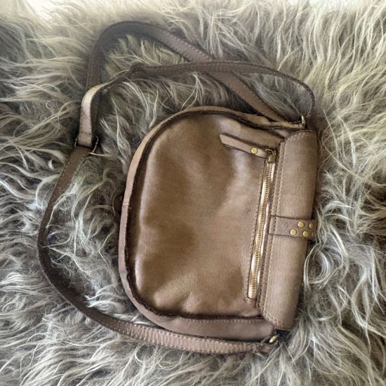 Gewassen leren tas met studs. Taupe. 25 x h 20 x 6 cm.