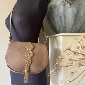 Gewassen leren tas met studs. Taupe. 25 x h 20 x 6 cm.