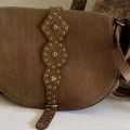 Gewassen leren tas met studs. Taupe. 25 x h 20 x 6 cm.