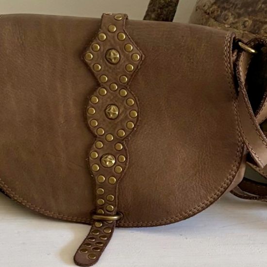 Gewassen leren tas met studs. Taupe. 25 x h 20 x 6 cm.