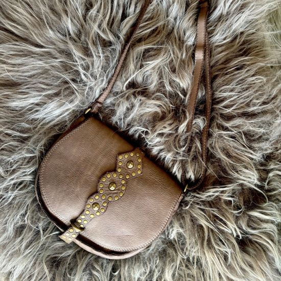 Gewassen leren tas met studs. Taupe. 25 x h 20 x 6 cm.