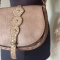 Gewassen leren tas met studs. Taupe. 25 x h 20 x 6 cm.