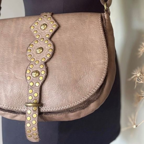 Gewassen leren tas met studs. Taupe. 25 x h 20 x 6 cm.
