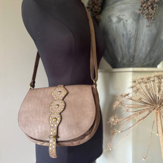 Gewassen leren tas met studs. Taupe. 25 x h 20 x 6 cm.