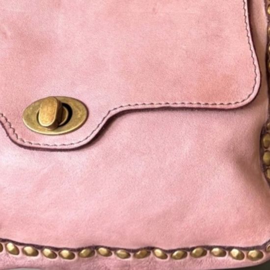 Oudroze, gewassen leren schoudertas met koperen studs. 27 x h 17 x 6 cm.