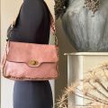 Oudroze, gewassen leren schoudertas met koperen studs. 27 x h 17 x 6 cm.