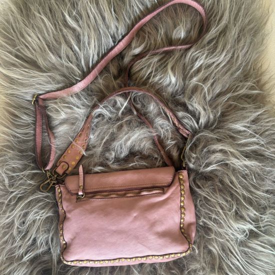 Oudroze, gewassen leren schoudertas met koperen studs. 27 x h 17 x 6 cm.