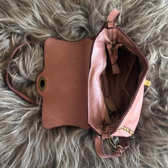 Oudroze, gewassen leren schoudertas met koperen studs. 27 x h 17 x 6 cm.