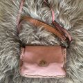 Oudroze, gewassen leren schoudertas met koperen studs. 27 x h 17 x 6 cm.