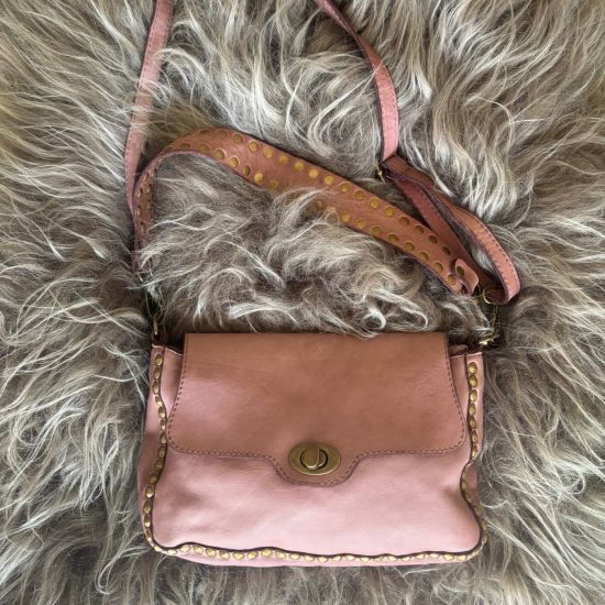 Oudroze, gewassen leren schoudertas met koperen studs. 27 x h 17 x 6 cm.