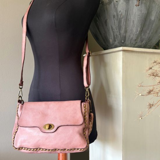 Oudroze, gewassen leren schoudertas met koperen studs. 27 x h 17 x 6 cm.