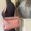 Oudroze, gewassen leren schoudertas met koperen studs. 27 x h 17 x 6 cm.